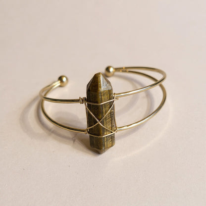 Brazalete Con Cuarzo En Punta Chapado En Color Dorado by HEREJE