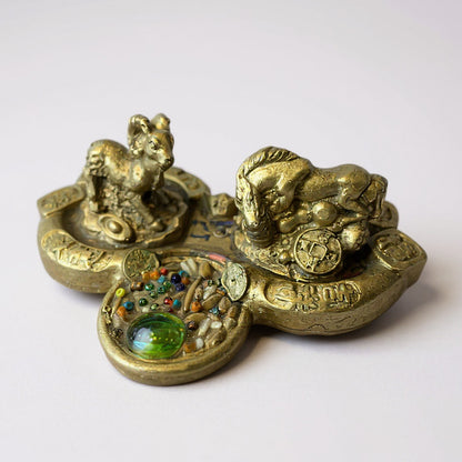 Caballo Con Cabra Año Chino En Ruyi Figura De Resina Dorado by HEREJE