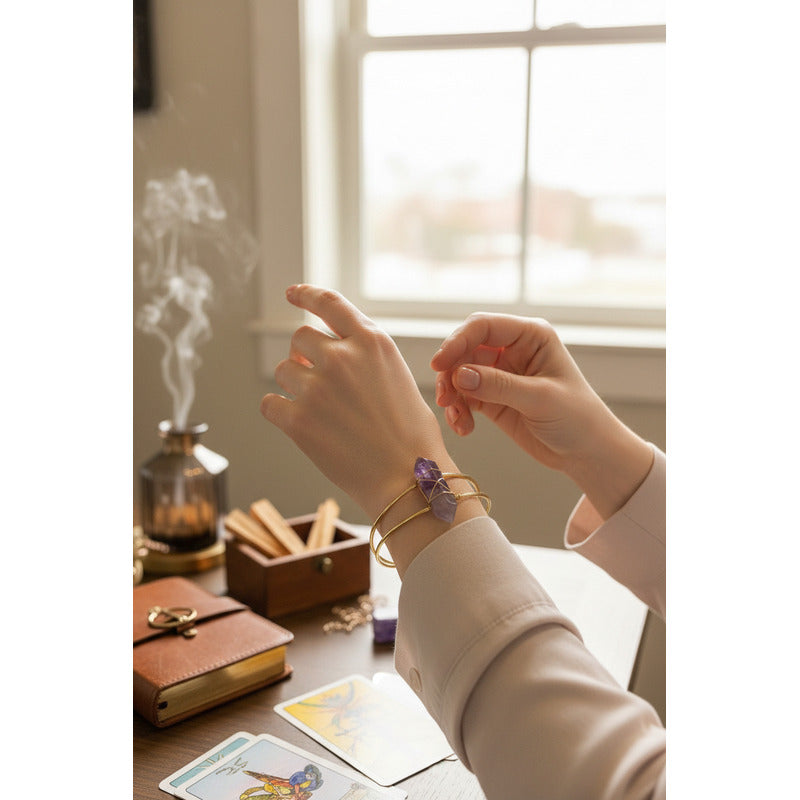 Brazalete Con Cuarzo En Punta Chapado En Color Dorado by HEREJE