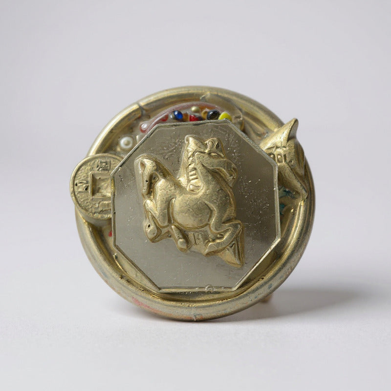 Caballo En Espejo En Argolla Figura De Resina 4.5cm Diametro Dorado Fengshui Line by HEREJE