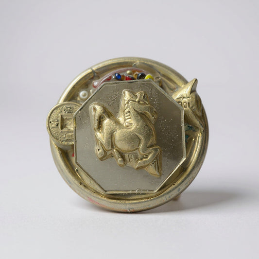 Caballo En Espejo En Argolla Figura De Resina 4.5cm Diametro Dorado Fengshui Line by HEREJE