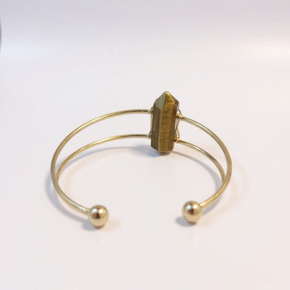 Brazalete Con Cuarzo En Punta Chapado En Color Dorado by HEREJE