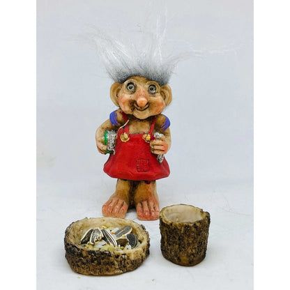 Troll Estudio Niña + Comedero 10 Cm Figura De Resina Naciona Rosa Chicle by HEREJE
