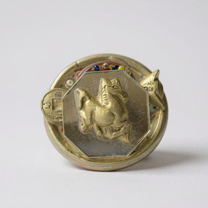 Caballo En Espejo En Argolla Figura De Resina 4.5cm Diametro Dorado Fengshui Line by HEREJE