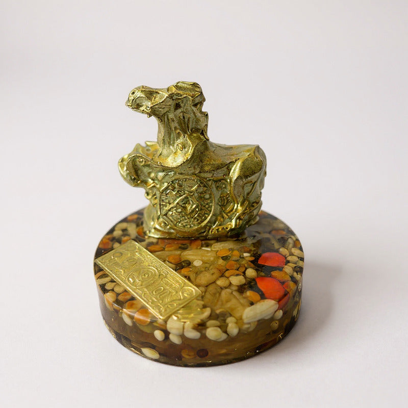 Caballo Sobre Semillas Escultura De Resina 4 Cm Alto Ambar by HEREJE