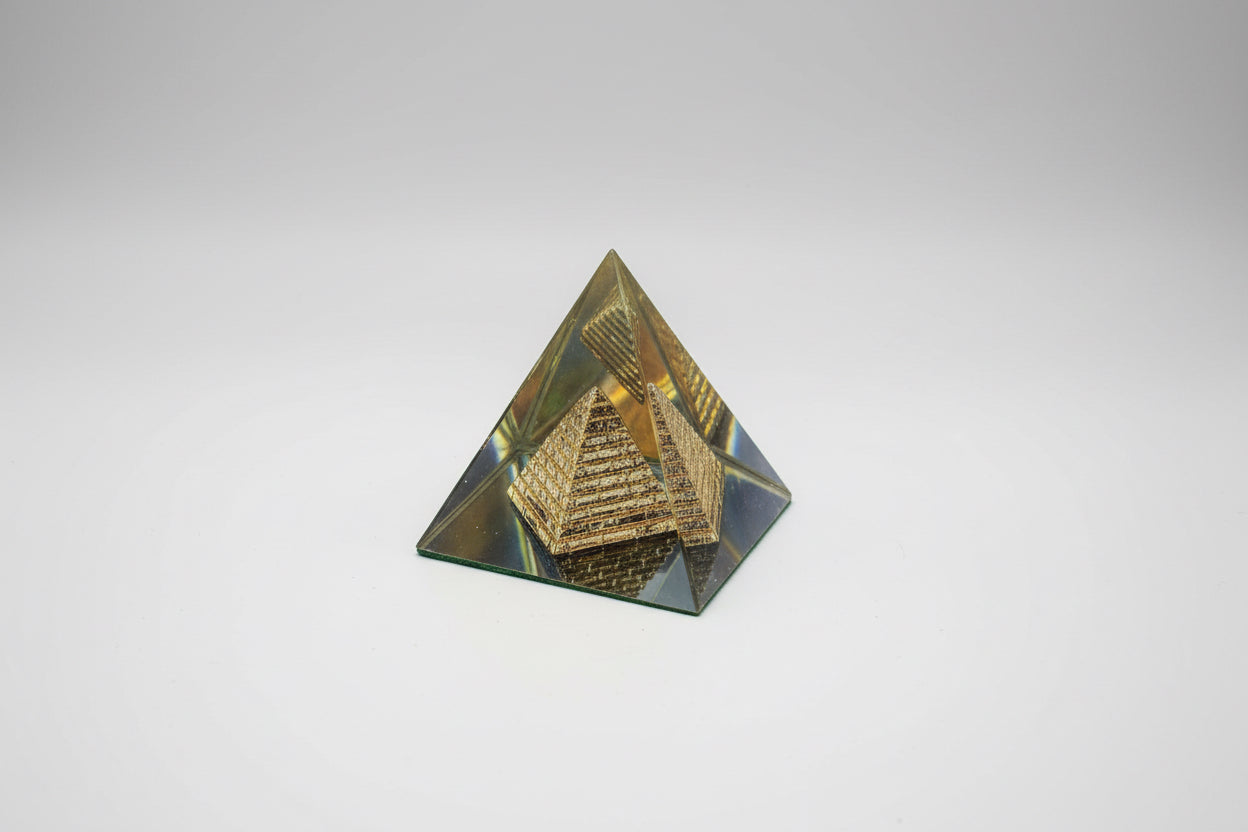 Pirámide Cristal Con Pirámide Dentro 5cm. by HEREJE