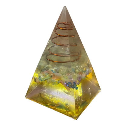 Pirámide De Orgonita 7cm Con Cuarzo Rosa Y Cobre Amatillo by HEREJE