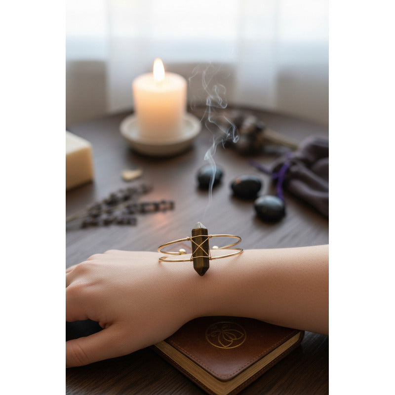 Brazalete Con Cuarzo En Punta Chapado En Color Dorado by HEREJE
