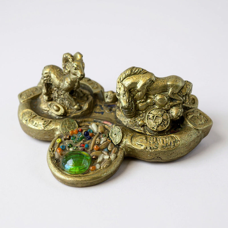 Caballo Con Cabra Año Chino En Ruyi Figura De Resina Dorado by HEREJE