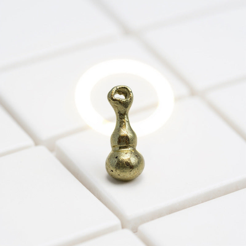 Gulu Wu Lou Amuleto De Metal Dorado 2 Cm De Alto Miniatura by HEREJE
