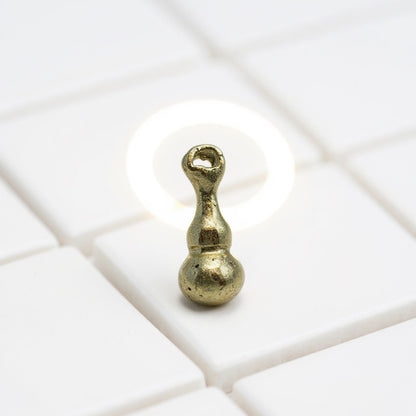 Gulu Wu Lou Amuleto De Metal Dorado 2 Cm De Alto Miniatura by HEREJE