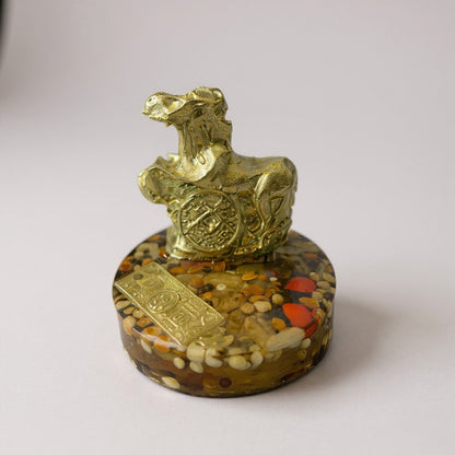 Caballo Sobre Semillas Escultura De Resina 4 Cm Alto Ambar by HEREJE