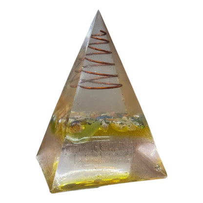 Pirámide De Orgonita 7cm Con Cuarzo Rosa Y Cobre Amatillo by HEREJE