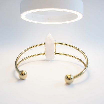 Brazalete Con Cuarzo En Punta Chapado En Color Dorado by HEREJE