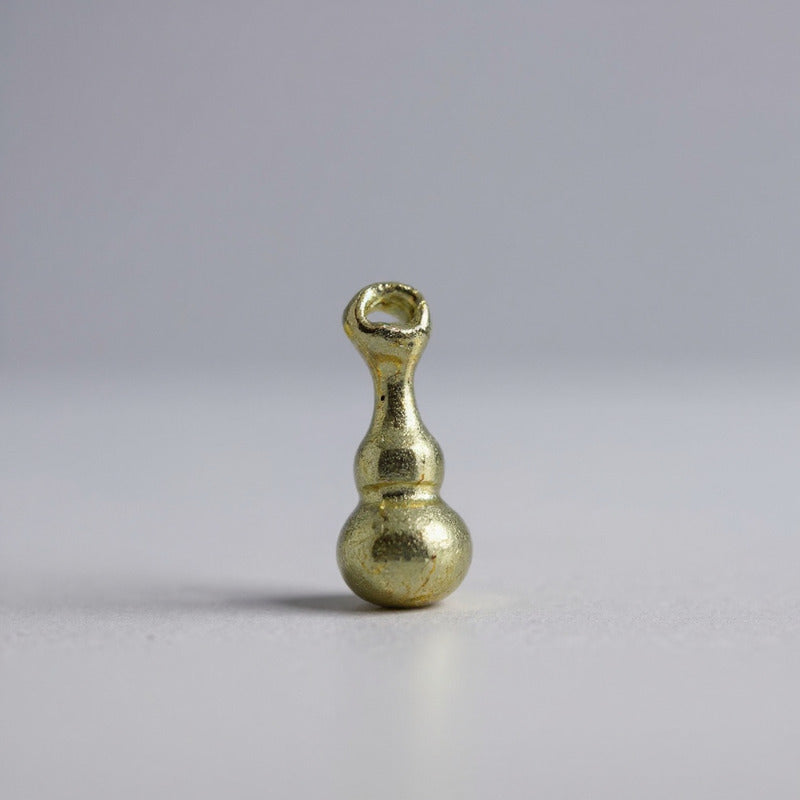 Gulu Wu Lou Amuleto De Metal Dorado 2 Cm De Alto Miniatura by HEREJE