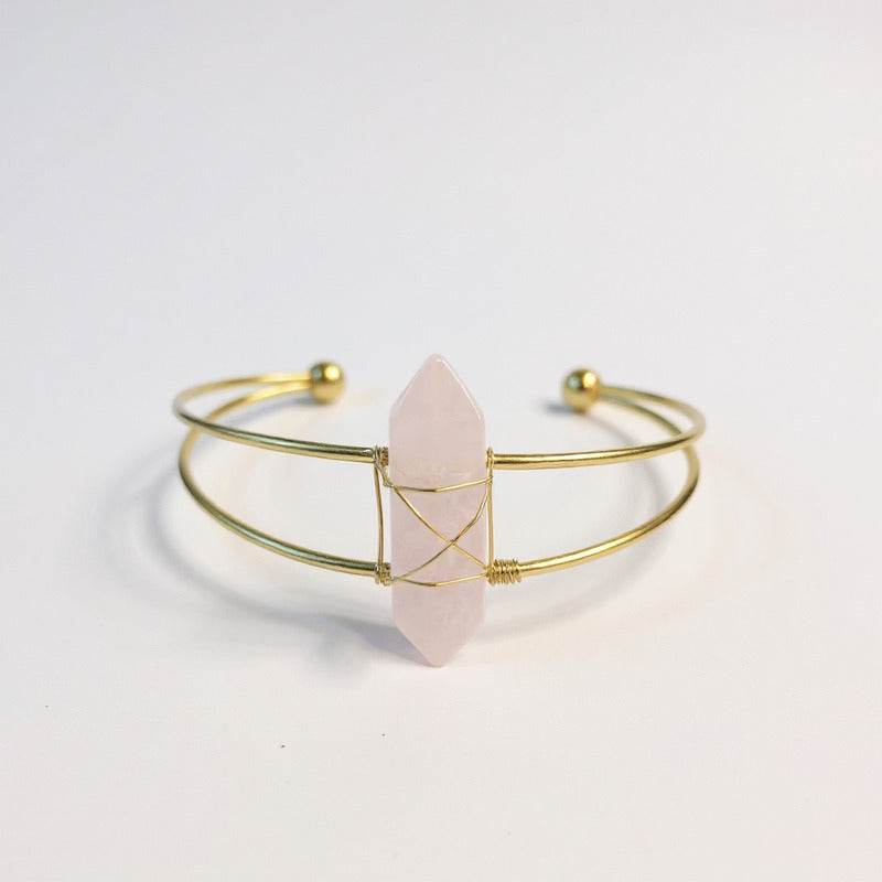Brazalete Con Cuarzo En Punta Chapado En Color Dorado by HEREJE