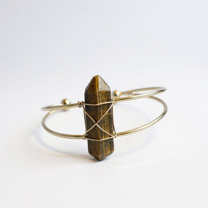 Brazalete Con Cuarzo En Punta Chapado En Color Dorado by HEREJE