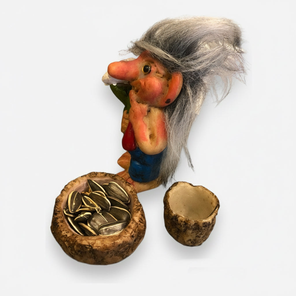 Troll Amor Puro + Comedero 11cm Figura De Resina Nacional Flor Blanca by HEREJE