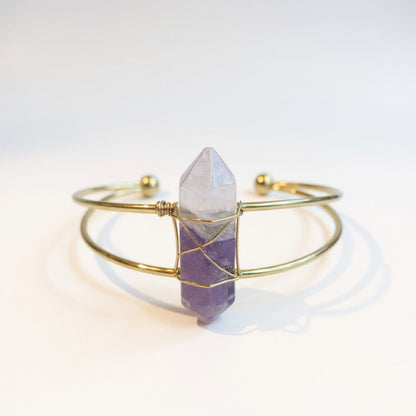 Brazalete Con Cuarzo En Punta Chapado En Color Dorado by HEREJE