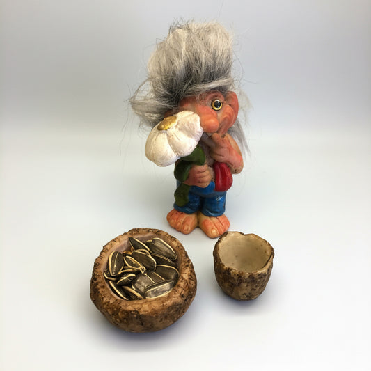 Troll Amor Puro + Comedero 11cm Figura De Resina Nacional Flor Blanca by HEREJE