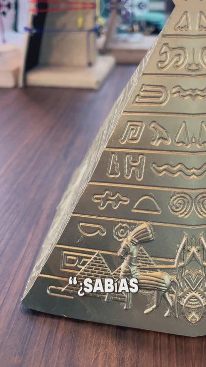 Pirámide Egipcia Dorada Decorativa Diosa Isis 9.5cm Dorado